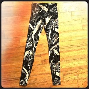 Lululemon Wunder Under leggings NWOT